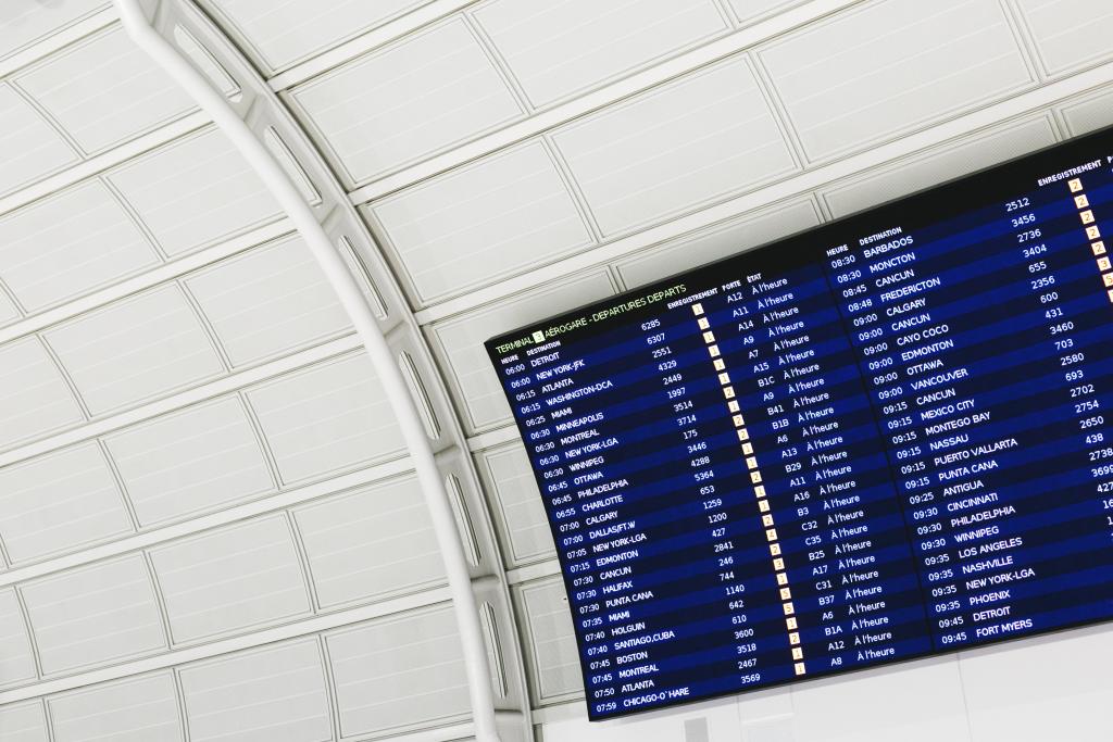 airport arrival departure board 1024x683 1
