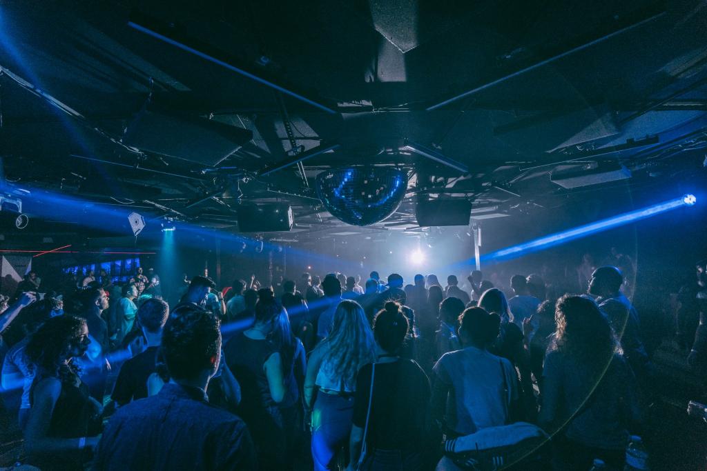 nightclub crowd 1024x683 1