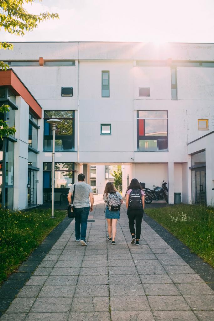 students head to class 683x1024 1